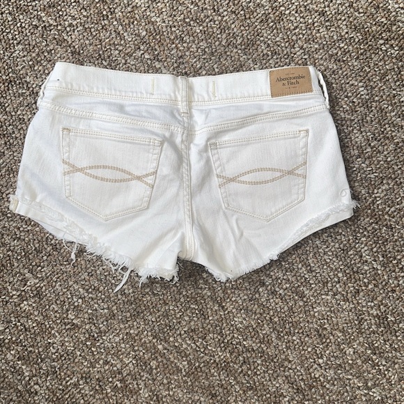 Abercrombie & Fitch white jean cut off shorts size 2/26 in great condition - Picture 2 of 4